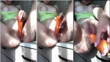 Menininha colocando cenourinha na sua xoxota rosa