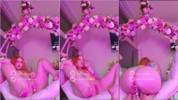 Natasha Trindade se despindo e se entregando a um prazer intenso com o consolo, atingindo um orgasmo incrível