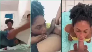 Negra ousada da Bahia se esbaldando com um moreno na sala