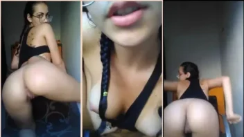 Novinha danadinha teve suas fotos vazadas na internet exibindo suas bucetinha