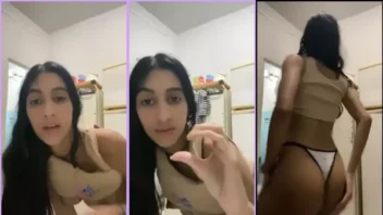 Novinha safada em live, se exibindo toda sensual