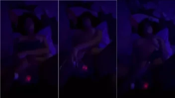 Rapper linda se divertindo de forma ousada, se entregando ao prazer enquanto se deixa levar pelo vibrador na intimidade