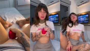 Rolou na internet um vídeo de madame se divertindo com um vibrador na xoxota até atingir o clímax de verdade!
