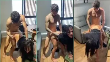 Transando com a namorada do parceiro enquanto o otário grava tudo e faz um vídeo pornô caseiro