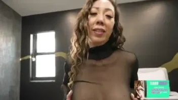 Trocou uma ideia quente com a madrasta e acabou sendo pego de surpresa pela melhor amiga dela