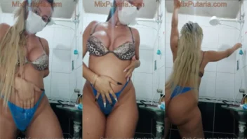 Vídeo safadinho com uma novinha se jogando de ponta cabeça