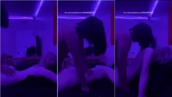 Cabeludo mandando ver na branquinha de bruços na cama