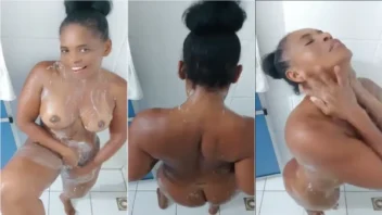 Felina Sexy dá um show de sensualidade no banho, exibindo seus peitão e a intimidade dela