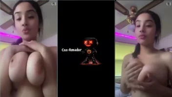 Gatinha apareceu na internet sem roupa fazendo massagem nos peitões
