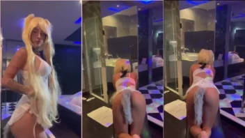 Ingrid Paixão, a safadinha, rebolando com um plug anal e um rabinho bem no fundinho!