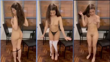 Menina novinha, branquinha, se despindo e tirando a calcinha