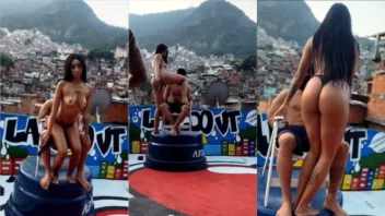 Negrastransando, nuazinha e mostrando os peitos, fez sucesso nas redes na favela