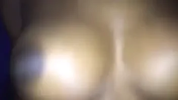 Neguinha com os peitinhos empinados dando uma reboladinha