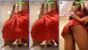 Paulla Lima se divertindo em cima do brinquedo e fazendo sons de prazer