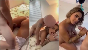 Sexo rolou entre uma influencer e uma loirinha maravilhosa, tudo sem roupas!