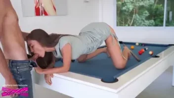 Transando com a namorada gostosinha e travessa na sala de games