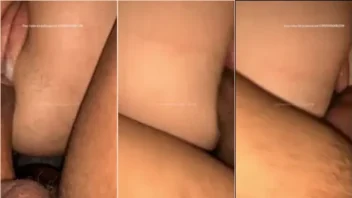 Uma gata com traseiro cabeludo fazendo sacanagem e levando gozada