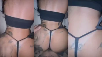 Vídeo picante da funkeira famosa se exibindo de quatro pro maridão vazou na internet!