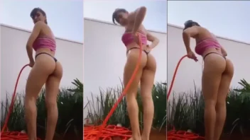 Vídeos de suruba caseira com a vizinha famosa, safadinha, se mostrando enquanto toma aquele banho de mangueira no quintal