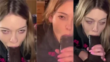 Xvideos de pornô caseiro com a loirinha dando uma chupada no pirocão