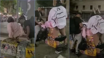 Flagra safado de uma putaria com estranhos no meio da rua lotada