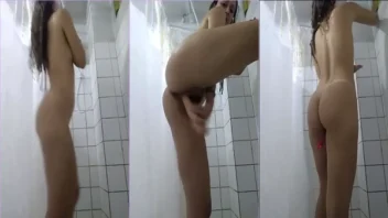 Natasha, debaixo do chuveiro, acabou se empolgando e mandou nudes pelo WhatsApp