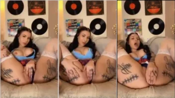 OnlyFans Stella Brooks se divertindo na cam, deixando sua bucetinha bem molhadinha
