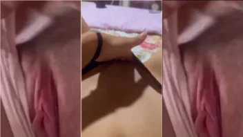 Veja Yasmim Silva em seu privacy se tocando delicadamente