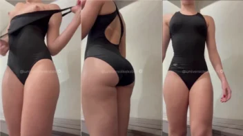 Vídeos picantes de uma safadinha se despindo e exibindo a xoxota rosa