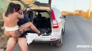 Vídeos quentes da Dhi Hotwife se divertindo no carro bem no meio da rua