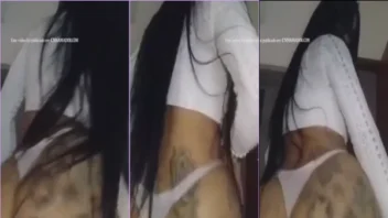 Viralizou na internet um vídeo pornô caseiro de uma morena de corpo bonito dançando e rebolando