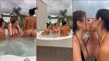 Agnes Beatriz se divertindo com duas garotas na banheira