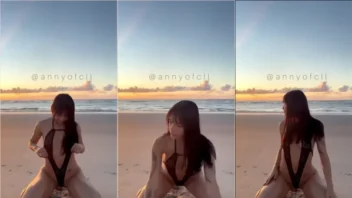 Annyofcll curtindo a praia de quatro, mostrando o bundão na areia