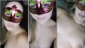 Casadinha na live: se enchendo de prazer e se deliciando com o brinquedinho na xoxota!