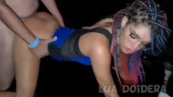 Casadinha novata explorando um clube de swing