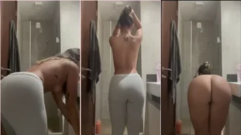 Cavala Ani Rocha com aquele bundão maravilhoso se despindo da calça de treino