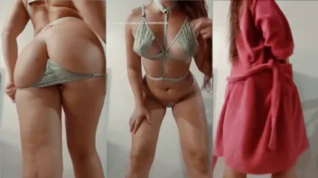 Fabi Schmengler se despindo do roupão e puxando a calcinha no vídeo caliente