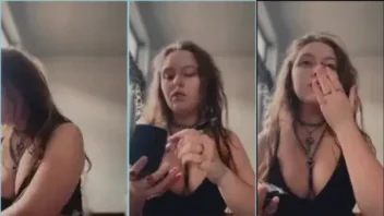 Gótica com o decote em dia dando uma chance pro peitinho enquanto se produz no Instagram