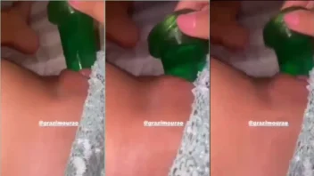 Grazi Mourão com um baita de um dildo enfiado na xoxota