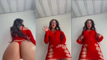 Hanna Roldan levantou o vestido e começou a rebolar só de fio dental