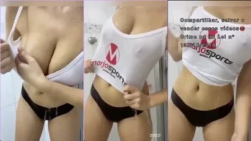 Juliana Bonde deliciosa se gargareando no banho