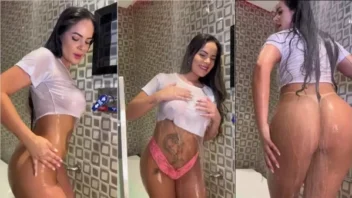Kethellen Soares se refrescando debaixo do chuveiro