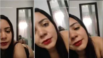 Linda na webcam, de quatro, com um fio dental que tá de tirar o fôlego na frente do espelho