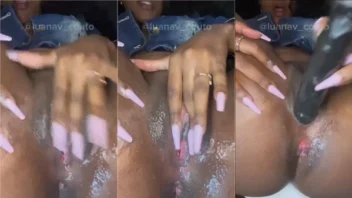 Luana Couto relaxando e curtindo bastante enquanto se masturba