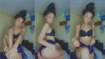 Momento ousado da Mackenzie Jones só de calcinha