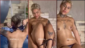 Mostrando seu corpo maravilhoso, a Torinha estava nadando completamente sem roupa na piscina