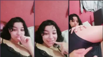 Ninfeta gata se tocando na xoxota cor-de-rosa em uma transmissão ao vivo para sortudos