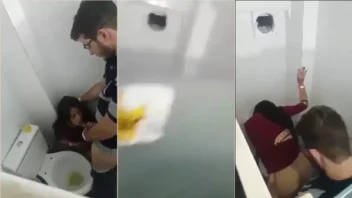 Pegando fogo com uma novinha magrinha se divertindo no banheiro da balada
