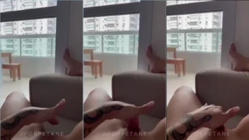 Porpetane xxx pornô da gata cheia de charme com as mãos na intimidade