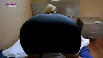 Sexo caseiro entre mãe loira sexy e seu filho